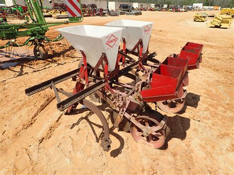 This corn planter is used for planting corn, soybean; It is applicable to fertilizer and seed in the plains and hilly areas. . Used 2 row covington planters for sale
